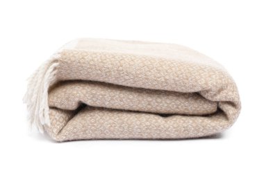 Beyaz üzerine izole edilmiş katlanmış bej yün battaniye.