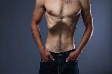 Gri arka planda anoreksiden muzdarip bir adam, yakın plan.