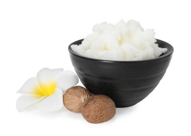 Doğal tereyağı kasede, fındık ve çiçek beyaza izole edilmiş.