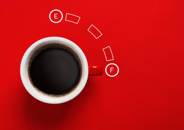 Kırmızı arka planda kahve ve yakıt göstergesi ölçeği, üst manzara. Fincanın sapı Full Mark 'ı gösteriyor. Kafeinin enerji özelliği