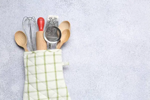 Farklı mutfak aletleri fırın eldivenlerinde, ışık masasında, üst tarafta. Metin için boşluk