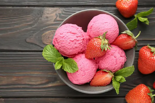 Çilekli şerbet ve ahşap masada servis edilen nane şekeri. Metin için boşluk