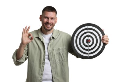 Hedef alınıyor. Ok ve dart tahtası olan adam beyaz arka planda iyi bir hareket gösteriyor.