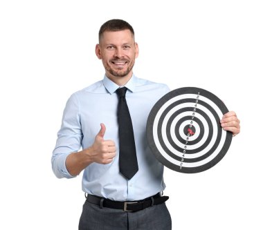 Hedef alınıyor. Ok ve dart tahtası olan adam beyaz arkaplanda başparmaklarını gösteriyor