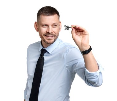 Hedef alınıyor. Beyaz arkaplanı hedefleyen dartlı bir adam.