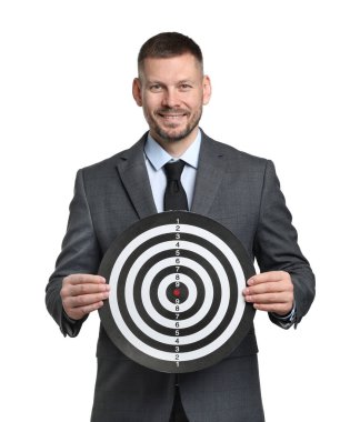 Hedef alınıyor. Beyaz arka planda dart tahtası olan adam