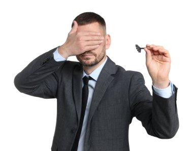 Hedef alınıyor. Beyaz arka planda dart gözü olan bir adam.