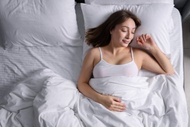 Evdeki yatakta uyuyan güzel bir kadın.