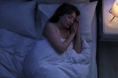 Evdeki yatakta uyuyan güzel bir kadın.