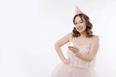 Doğum günü kutlaması. Beyaz arka planda keki olan kadın. Metin için boşluk