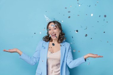 Doğum günü kutlaması. Konfetili açık mavi arka planda bir kadın