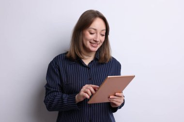 Beyaz arka planda modern tabletli kadın