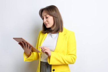 Beyaz arka planda modern tabletli kadın