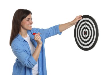 Hedef alınıyor. Beyaz arka plana nişan almış, gülümseyen bir kadın.