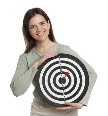 Hedef alınıyor. Beyaz arka planda ok ve dart tahtası olan gülümseyen kadın.