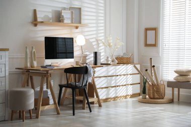 Ofisinde bilgisayar olan rahat bir iş yeri.