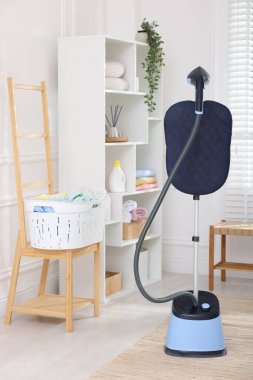 Modern dik buhar sistemi ve evdeki mobilyalar