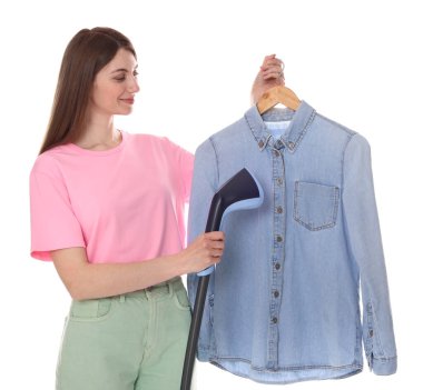 Beyaz arka planda dumanı üstünde güzel bir kadın.