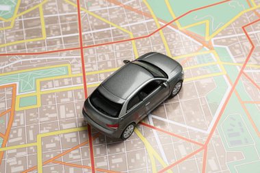 Yolculuk konsepti. Şehir haritasında araba modeli