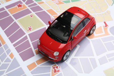 Yolculuk konsepti. Şehir haritasında araba modeli