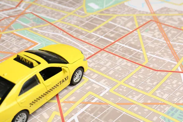Yolculuk konsepti. Şehir haritasında araba modeli, yakın plan
