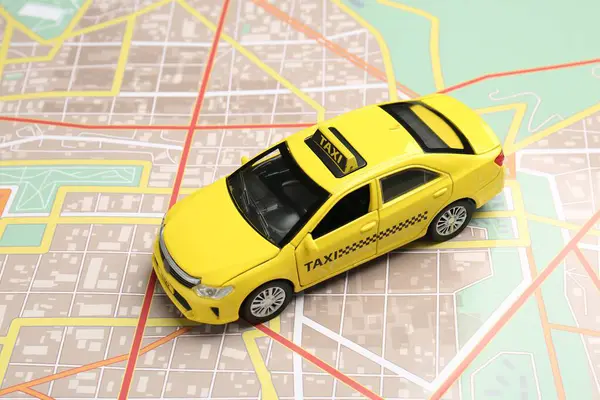 Yolculuk konsepti. Şehir haritasında araba modeli, yakın plan