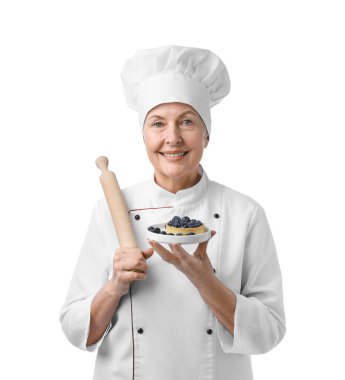 Beyaz arka planda merdaneli ve tatlılı profesyonel pasta şefi.