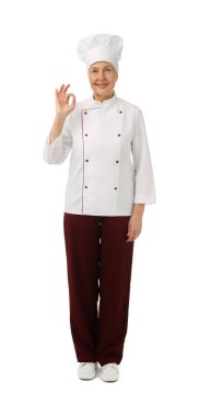 Profesyonel pasta şefi beyaz arka planda iyi bir jest gösteriyor.