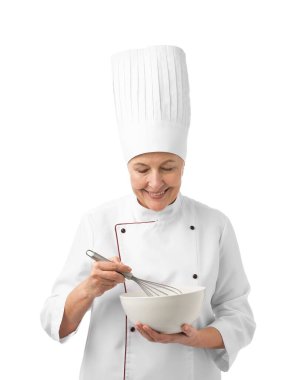 Beyaz arka planda yemek pişiren profesyonel pasta şefi.