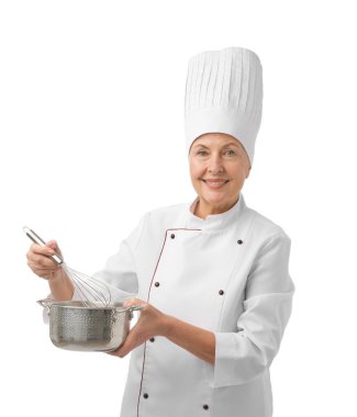 Beyaz arka planda yemek pişiren profesyonel pasta şefi.