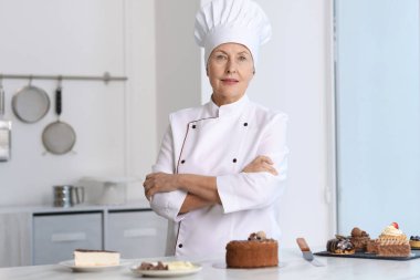 Mutfakta tatlıları olan kıdemli pasta şefi.