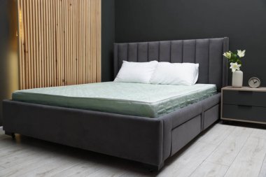 Rahat yatak, yeni yumuşak yatak ve yastıklar.