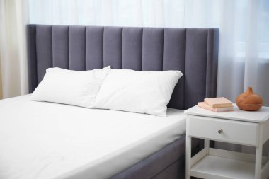 Rahat yatak, yeni yumuşak yatak ve yastıklar.