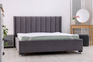 Yeni yumuşak döşeği olan rahat bir yatak.