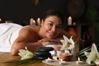 Güzelkadın masaj salonundaki masaj koltuğunda dinleniyor.