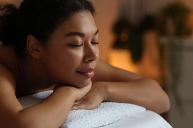 Kaplıca salonundaki masaj koltuğunda dinlenen kadın, yakın plan.