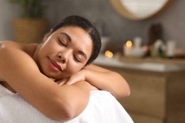 Güzelkadın masaj salonundaki masaj koltuğunda dinleniyor.