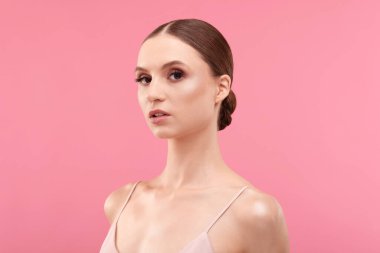 pembe bir arka plan üzerinde güzel bir genç kadın portresi