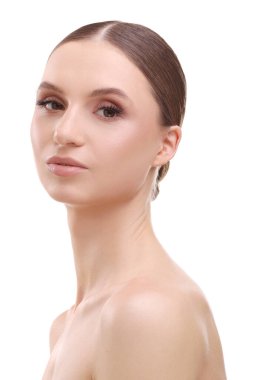 Beyaz arka planda güzel bir genç kadının portresi.