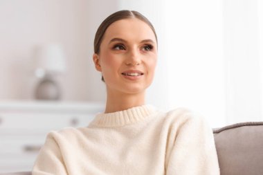 Evdeki güzel genç kadının portresi.