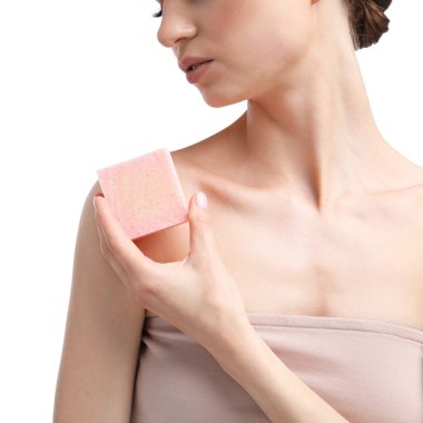 Beyaz arka planda sabun çubuğu olan kadın, yakın plan.