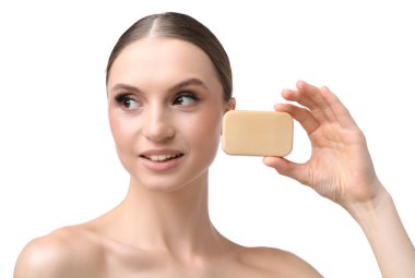 Beyaz arka planda sabun çubuğuyla gülümseyen kadın.