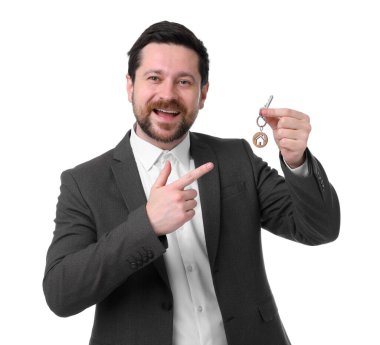 Beyaz arka planda ev şekilli anahtarlığı olan bir emlakçı.