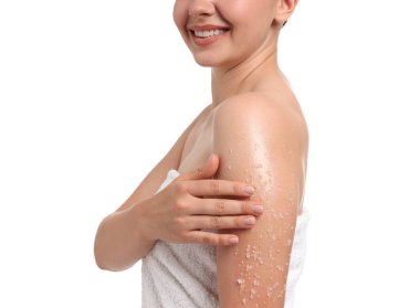 Gülümseyen kadın koluna beyaz arka plan ile masaj yapıyor.