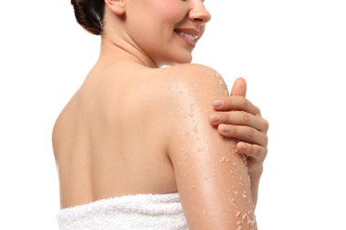 Gülümseyen kadın beyaz arka planda vücudunu koluna ovalıyor.