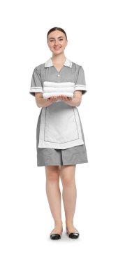 Beyaz arka planda temiz havlu yığını olan oda hizmetçisi.