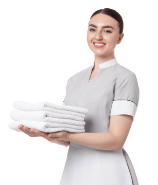 Beyaz arka planda temiz havlu yığını olan oda hizmetçisi.