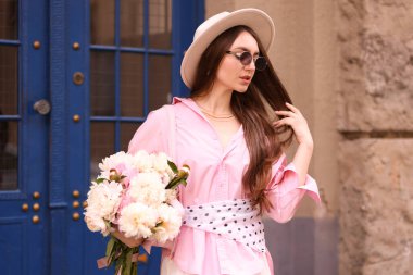 Güzel şakayıkları olan şık bir kadın.