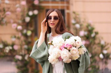 Güzel şakayık demeti olan çekici bir kadın.