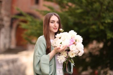 Güzel şakayık demeti olan çekici bir kadın.